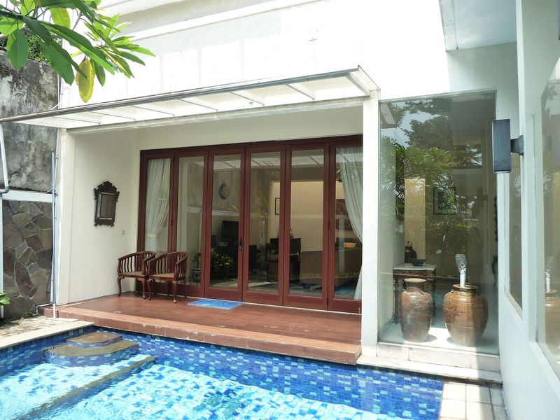 Kolam renang privat dan teras salah satu townhouse