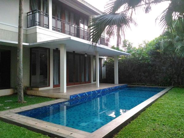 Kolam renang dan taman Unit E