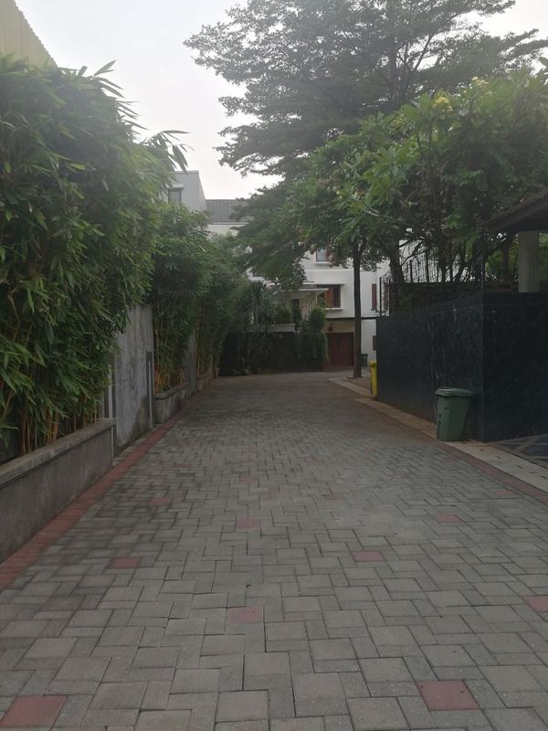 Jalan masuk berpaving di dalam kompleks