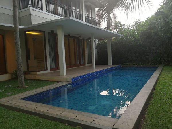 Kolam dan teras Unit E