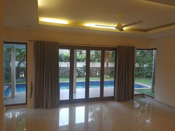 Ruang keluarga dengan pintu kaca ke kolam