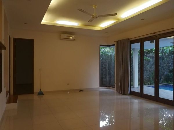 Ruang keluarga menghadap taman