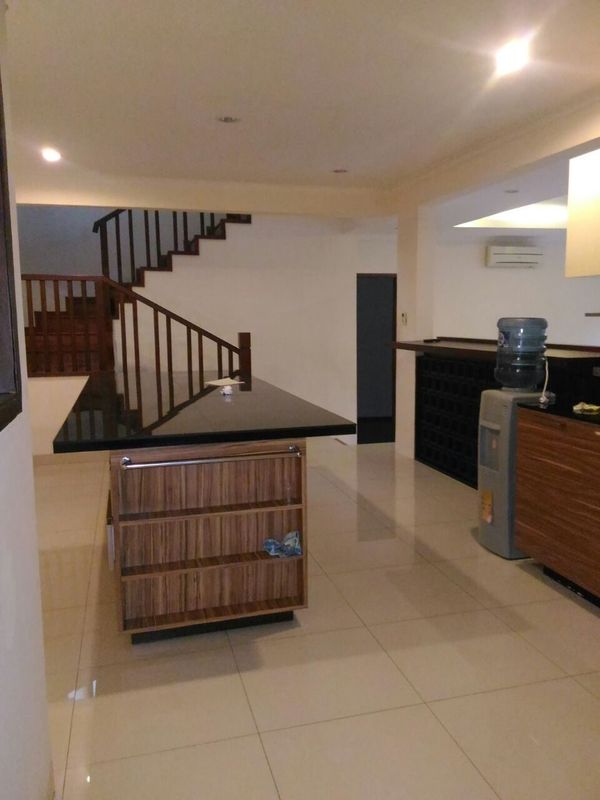 Meja island dapur dan tangga