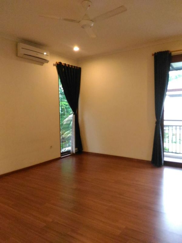 Kamar tidur berlantai parket kayu