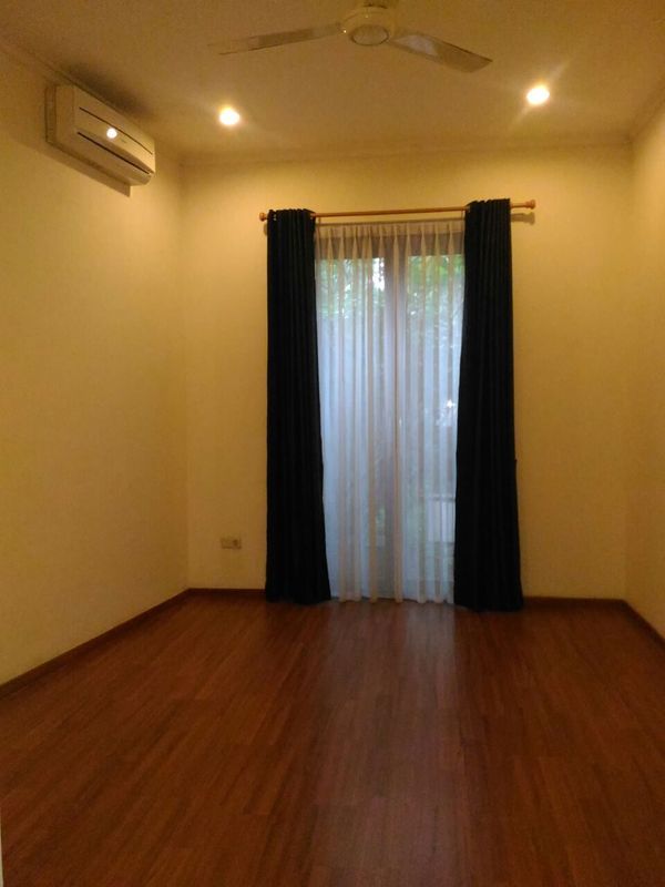 Kamar tidur dengan jendela ke taman